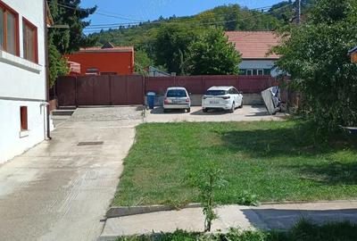 Inchiriez Apartamente 3 camere la vila termen lung minim 6 luni - 8