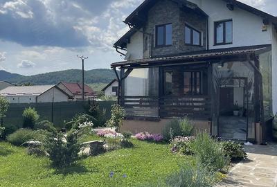 Casă cu 5 camere cu Teren 915 Mp în Viișoara - 1