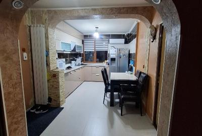 Apartament cu 3 camere decomandat, mobilat în Micro 17 - 2