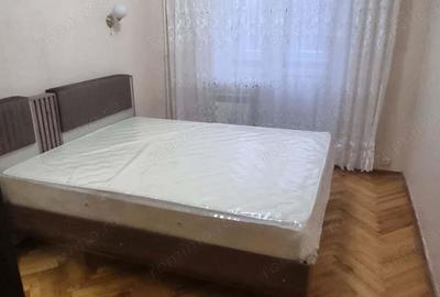 Apartament cu 3 camere în Apărătorii Patriei