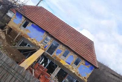 Casă cu 2 camere cu Teren 1077 Mp în Podeni - 2