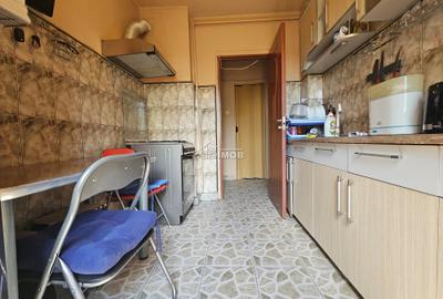 Langa institutii de invatamant si piata „1 Mai„ - 8