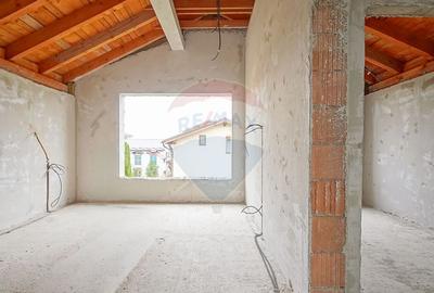 Casa spatioasa la gri, 4 camere, 3 bai, teren 500 mp - zona Bartolomeu - 25