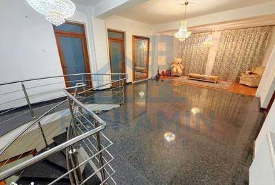 Casă cu 8 camere cu Teren 970 Mp în Central