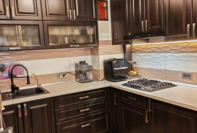 Apartament cu 3 camere semidecomandat în Tractorul