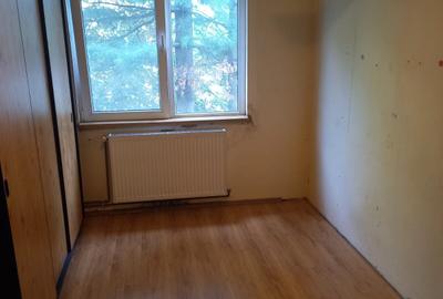 Apartament cu trei camere intr-o zona buna