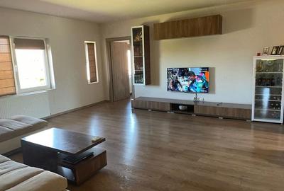 Apartament cu 3 camere semidecomandat în Dumbrăvița