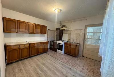 Casă cu 3 camere cu Teren 1046 Mp în Central - 1