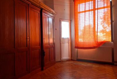 Vanzare apartament 3 camere, zona  Piata Sf. Stefan, etaj 1, comision 0% - 5