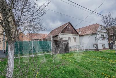 Casa cu potential deosebit, la poalele cetatii din Cisnadioara - teren 431 mp
