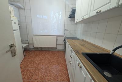 Apartament cu 3 camere semidecomandat, mobilat în 1 Mai - 1