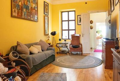 Apartament cu 2 camere semidecomandat, mobilat în Central