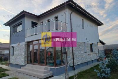 Casă individuală cu 4 camere decomandat cu Canalizare în Săbăreni