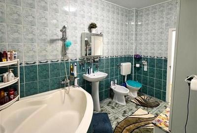 Casa in apreciabil potential,cu terase, curte,gradina echipata,2 pivnite,Str. Ro - 11