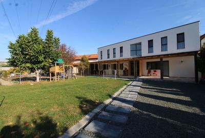 Curte, 4 apartamente, 8 camere, perfectă pt activități educaționale-Dumbravita - 2