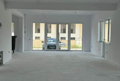 Spatiu comercial NOU, vitrat cu vad la strada principala D-na Stanca - 7