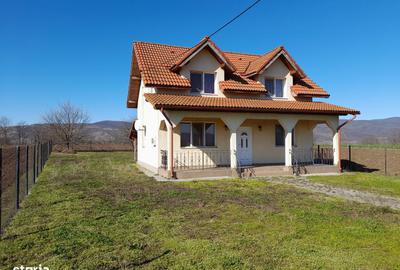 Casă cu 4 camere cu Teren 3516 Mp în Central - 3