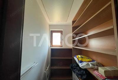 Casă cu 4 camere cu Canalizare în Central - 2