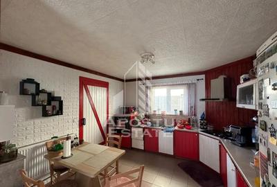 Casă cu 4 camere cu Canalizare în Dumbrăvița