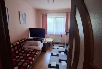 Apartament cu 4 camere semidecomandat în Tractorul - 2