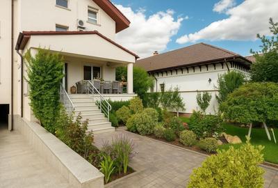 Casă individuală cu 8 camere cu Canalizare în Est