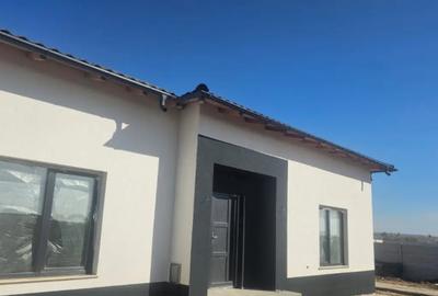 Casă cu 4 camere cu Teren 412 Mp în Malu Mare - 1