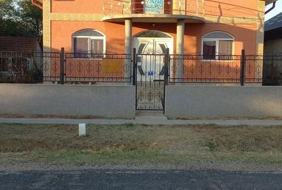 Casă cu 3 camere în Ciuperceni - 2