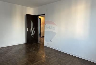 Apartament cu 4 camere de vanzare Roman central - 1