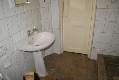 Casă cu 3 camere cu Canalizare în Central - 6