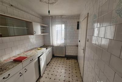 Apartament cu 3 camere semidecomandat în Micro I