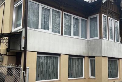 Casă de vânzare în Azuga – 3 camere, teren 167 mp, acces din 2 străzi