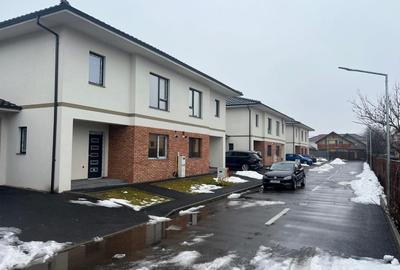 Duplex cu 6 camere cu Canalizare în Florești