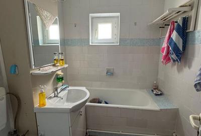 Apartament cu 3 camere în Micro 17