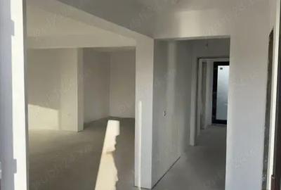 Casă cu 7 camere cu Teren 375 Mp în Central