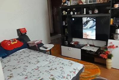 Apartament cu 3 camere semidecomandat în Trivale