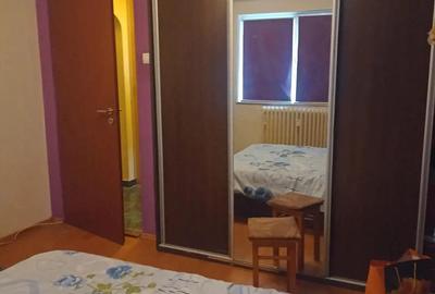 Apartament cu 3 camere decomandat în CET - 1