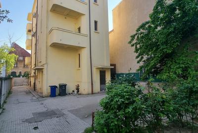 Dacia - 3 Camere - Garaj - Curte - 30