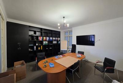 Apartament cu 5 camere decomandat în Calea Victoriei