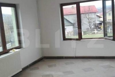 Casă individuală cu 10 camere cu Canalizare în Mociu - 12