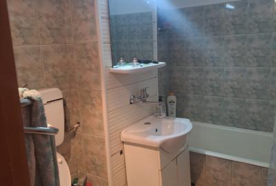 Apartament cu 3 camere,decomandat,parter inalt,zona Lama - 4