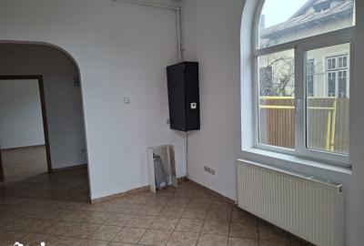Casă cu 4 camere cu Teren 234 Mp în Central