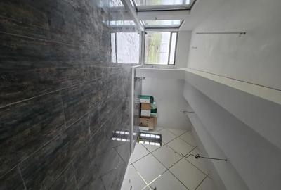 Casă cu 4 camere cu Teren 1700 Mp în Școlilor