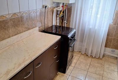 Proprietar. 3 decomandate. 57 mp. Bacau .str Bucegi 117. Prer 50000 euro - 3