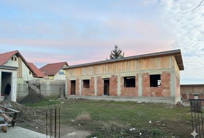 Duplex cu 4 camere cu Canalizare în Moșnița Nouă - 2