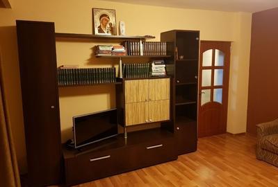 Apartament cu 3 camere decomandat, mobilat în Păcii