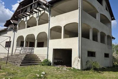 Casă cu Teren 5500 Mp în Central