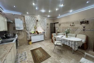 Casă cu 5 camere cu Canalizare în Central - 6
