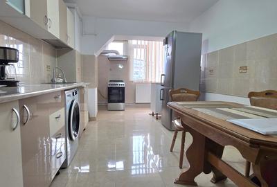 Apartament cu 3 camere decomandat, mobilat în Micro 3 - 4