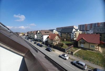 Apartament cu 3 camere decomandat în Tractorul