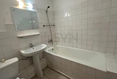 Apartament cu 3 camere semidecomandat în 1 Mai - 9